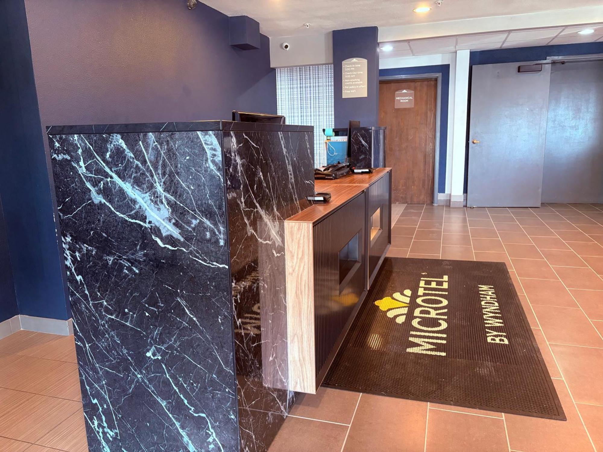 Microtel Inn & Suites By Wyndham Denver Airport Экстерьер фото